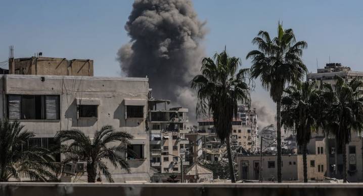 Israel bombardea Gaza mientras Hamás sigue analizando el plan de paz de Trump
