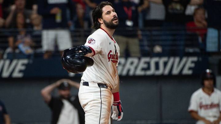 Guardians re-sign catcher Austin Hedges to a $4 million, 1