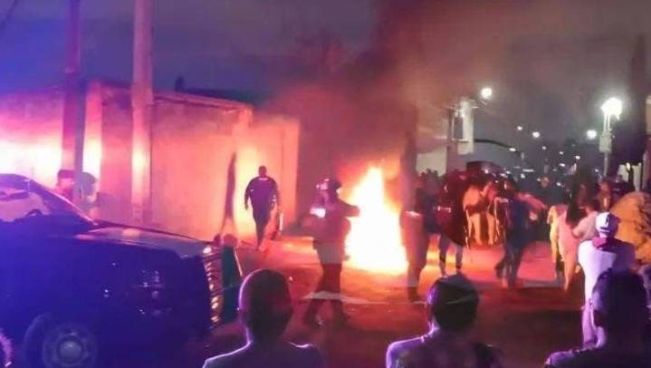 Vecinos detienen y linchan a dos presuntos asaltantes en Chalco; uno murió