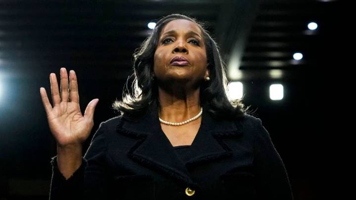 La Corte Suprema de EEUU le permitirá a Lisa Cook seguir en su cargo en la Fed