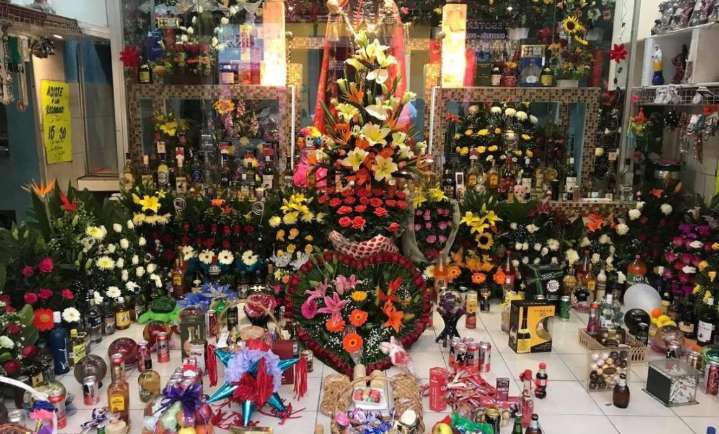 Se llenan de fieles templos de la Santa Muerte de Puebla