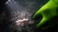 Hallazgo insólito en Francia: encuentran un tesoro de 800 monedas romanas en un barco hundido hace 1800 años