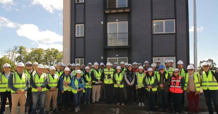Viviendas sociales sostenibles para La Araucanía: Inauguran edificio modular con bajo impacto ambiental hecho en madera