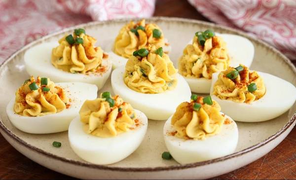 Viernes con 29 grados: receta de huevos rellenos para no prender el horno