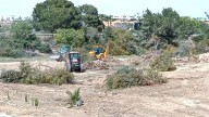 Una parcela inundable en Orihuela Costa con 64 viviendas previstas "engulle" las señales de tráfico