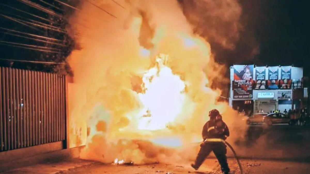 Infierno consumió auto en zona oriente de San Juan del Río