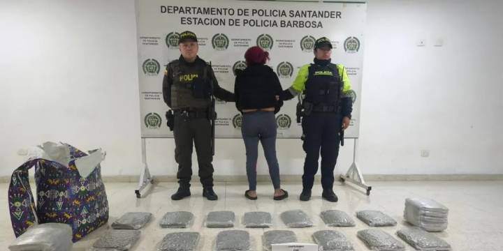 Capturan a una mujer con más de 29.000 dosis de drogas listas para ser distribuidas en zonas escolares en Barbosa, Santander