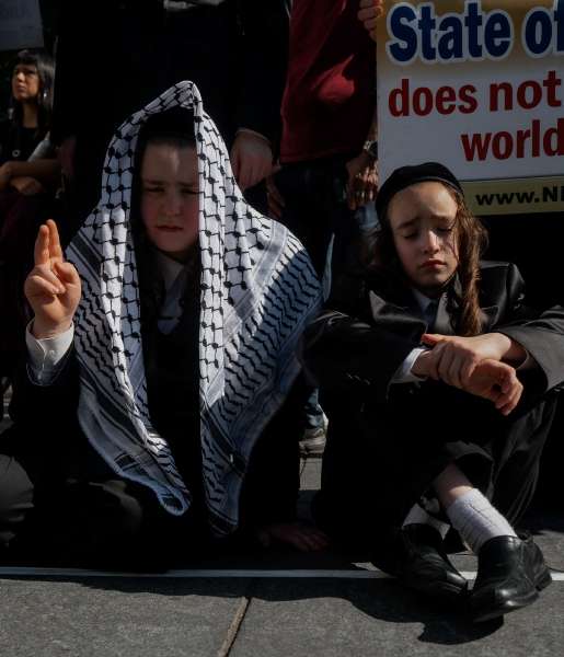 Miles marchan en protesta contra la invasión de Israel