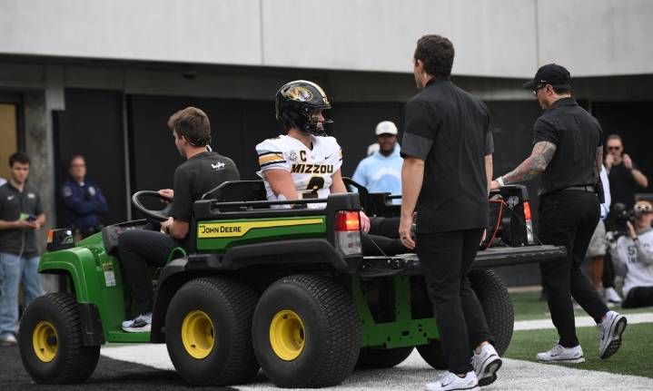 Deadspin | Missouri QB Beau Pribula (leg) carted off in loss at Vanderbilt