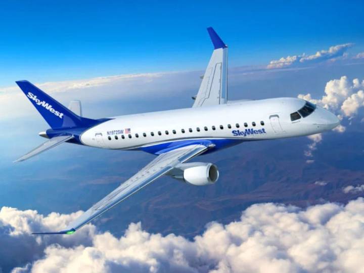 Pilot mistakes noise outside cockpit as someone trying to break in
