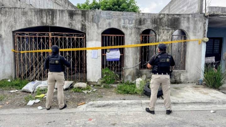 Aseguran armas, drogas, chalecos tácticos y dinero en efectivo en cateos en Juárez