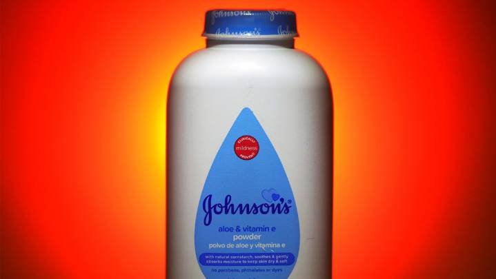 Ordenan a Johnson & Johnson pagar 966 millones de dólares por muerte de cáncer vinculada con su talco