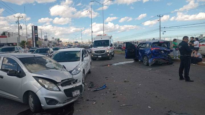 Fuerte choque deja una persona atrapada y caos vial
