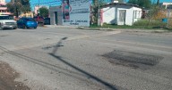 Cayeron 30 automóviles en socavones de Pedro Rosales de León; los reparan en tiempo récord