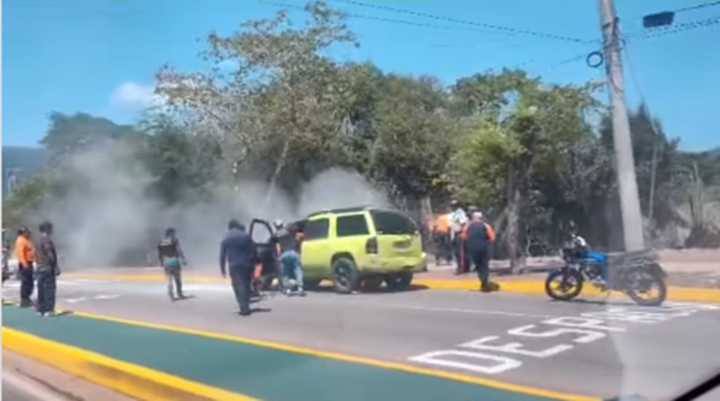 Camioneta se incendia en la autopista El Valle en Margarita