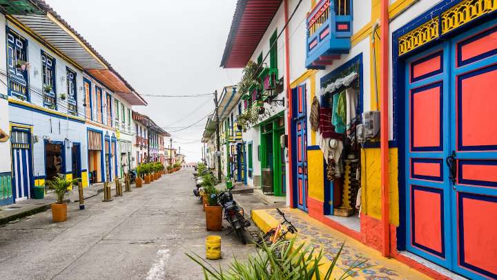 No es Salamina ni Salento. El encantador pueblo del Eje Cafetero que se destaca por sus balcones coloridos y lindos paisajes