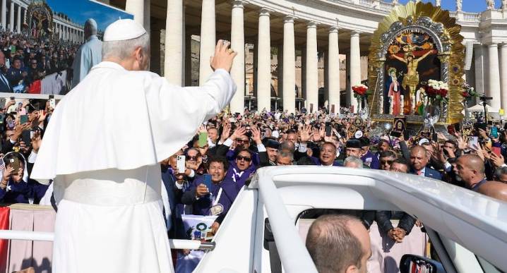 Papa León XIV bendijo la imagen del Señor de los Milagros en la Plaza de San Pedro