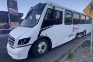 Se estrella contra base de semáforo tras presunta falla mecánica al oriente de Saltillo