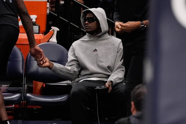 Wolves lean on Randle and the role players for the win, after Edwards exits early