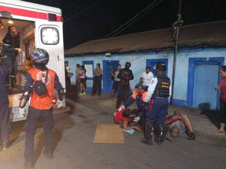 Dos motociclistas resultan heridos tras impactar contra poste en La Sabanita