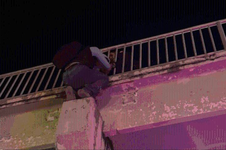 ¿Qué ocurrió en pachuca? Hombre intenta lanzarse de un puente peatonal