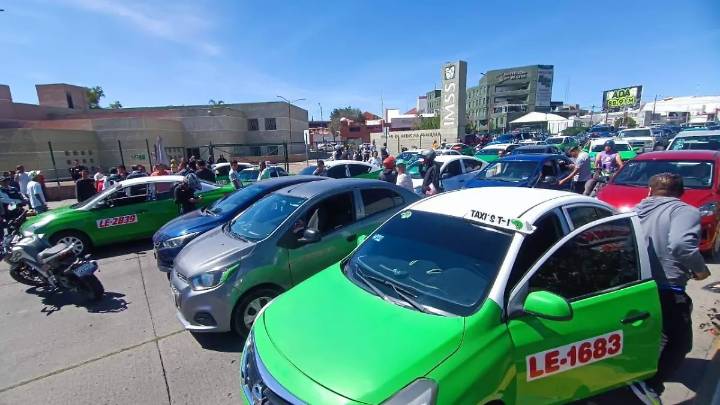 Taxistas bloquean Insurgentes y López Mateos tras enfrentamiento con Policía Vial
