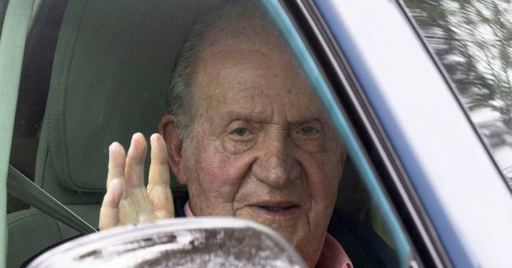 Don Juan Carlos regresa hoy a España en plena polémica por la publicación de sus memorias