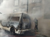 Se incendia combi en Calzada Ignacio Zaragoza, CDMX