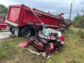 Northampton: Auto quedó destruido tras chocar contra camión