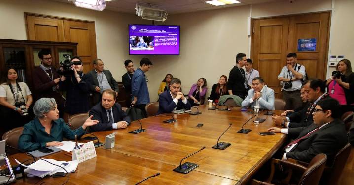 Con tres votos a favor y dos abstenciones: comisión de AC contra ministro Ulloa aprueba su admisibilidad
