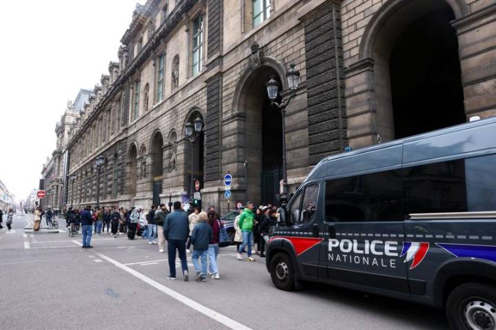 Thieves steal “inestimable” jewels from Louvre in Paris and flee on motorbikes