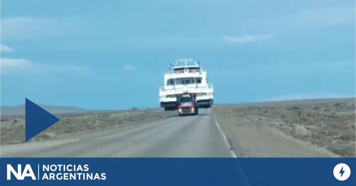 Video viral: el momento exacto en que un catamarán gigante “navega” por una ruta de la Patagonia y sorprende