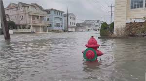Tormenta "nor’easter" obliga a realizar rescates acuáticos e inunda carreteras a medida que avanza por la Costa Este de EEUU