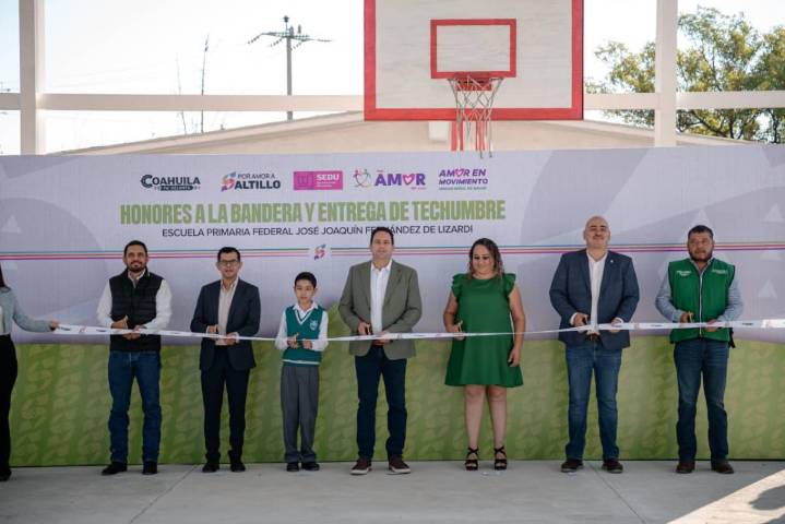 Alcalde Javier Díaz inaugura techumbre en escuela de la Satélite Norte