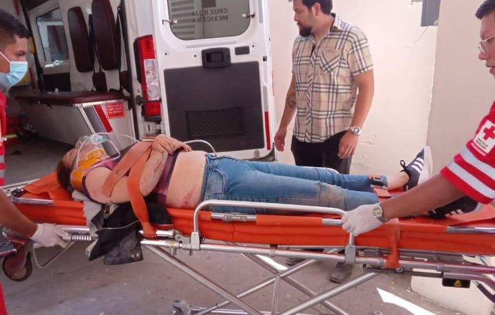 Llanta tronada hace volar a pareja que viajaba a Parras de la Fuente