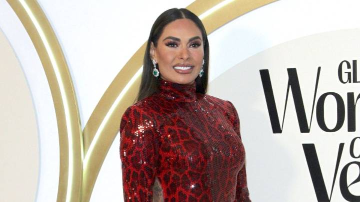 Galilea Montijo arrasa en redes sociales con un look de mini falda y medias