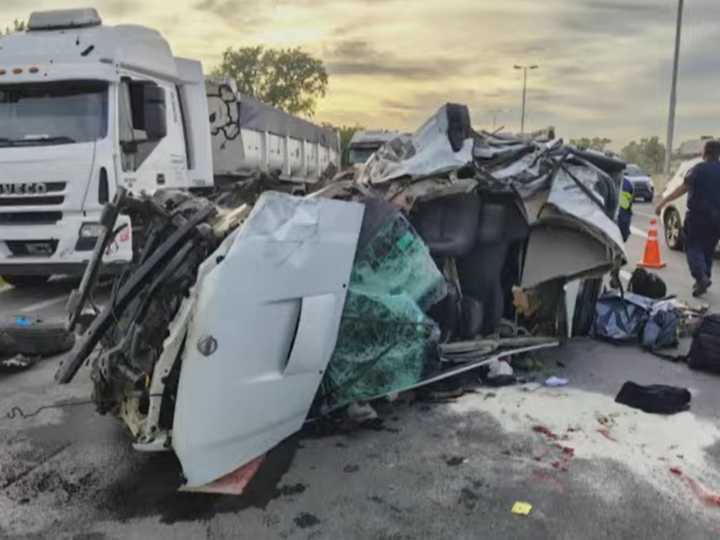 Tragedia en el Acceso Oeste: una camioneta chocó a un camión que estaba parado y murieron sus dos ocupantes