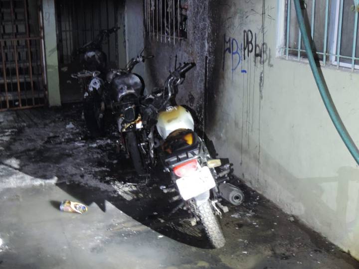 Malandros quemaron 3 motocicletas en Pilar Blanco