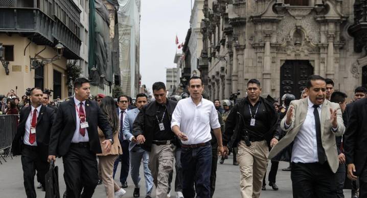 José Jerí se aferra a la presidencia