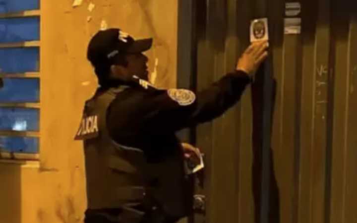 Trujillo: Policías colocan stickers en casas y negocios para frenar las extorsiones