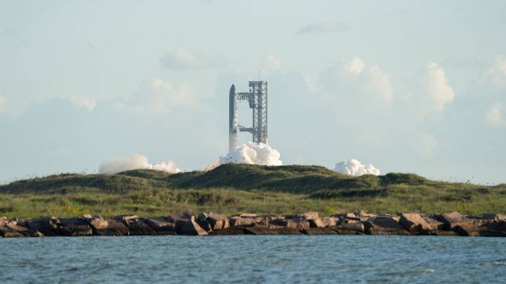 As U.S. and China race to the moon, America's hopes rest on SpaceX