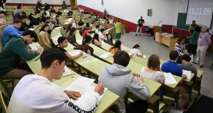 Estudiantes pueden solicitar admisión gratuita a casi 130 universidades en el estado de Nueva York