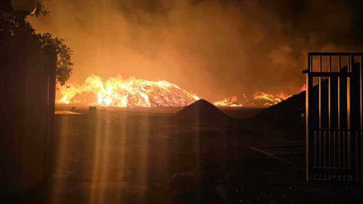 Fuego en una fábrica de corcho de San Vicente de Alcántara: "Esto es un auténtico infierno"