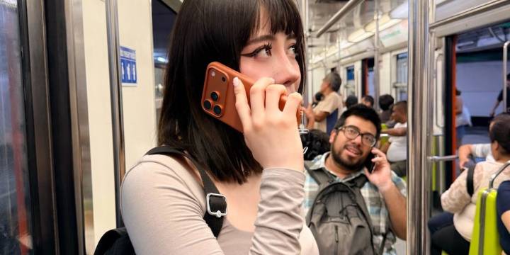 Influencer causa furor en redes al presumir su iPhone 17 en el Metro CDMX: “No me quedó más dinero”