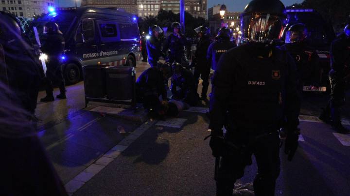 Los Mossos cargan tras los ataques a comercios durante la tercera protesta por Palestina en Barcelona