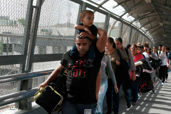 Por qué los inmigrantes colocan candados en el puente fronterizo que une México con Texas