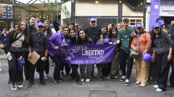Militantes de La Libertad Avanza acompañaron a Javier Milei en el centro de la ciudad