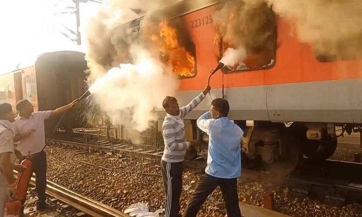 Fire breaks out in Amritsar-Saharsa Garib Rath Express in Punjab; one injured