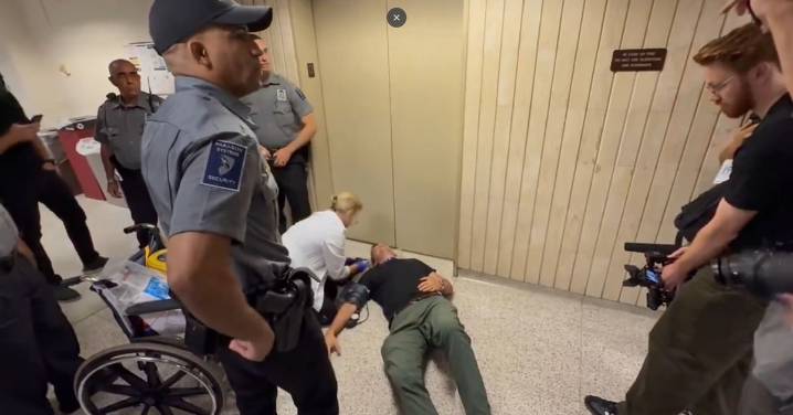 Periodista es hospitalizado tras ser empujado por agentes federales en corte de inmigración de NY