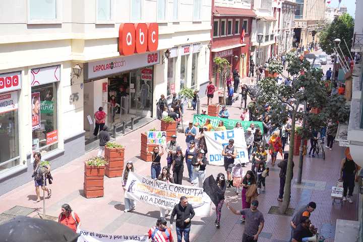 Marcha «No a Dominga» culminó frente al GORE